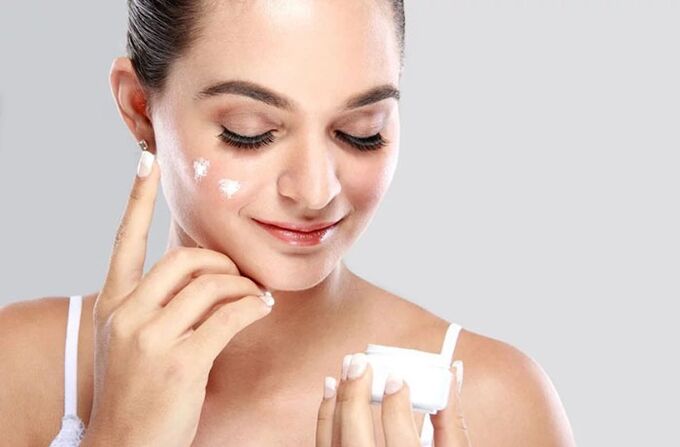 Breng crème op uw gezicht aan voordat u het massageapparaat gebruikt