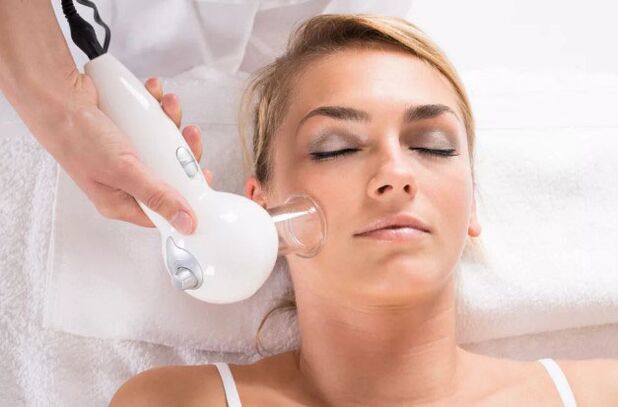 Een vacuümmassageprocedure helpt uw ​​gezichtshuid te reinigen en rimpels glad te strijken