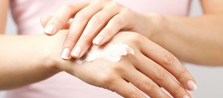 crème aanbrengen op de huid van de handen